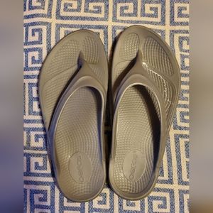 Oofos size 8 Recovery Sandals